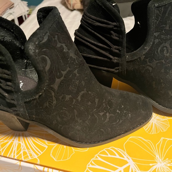 Woman’s black suede ankle boot - Picture 4 of 4